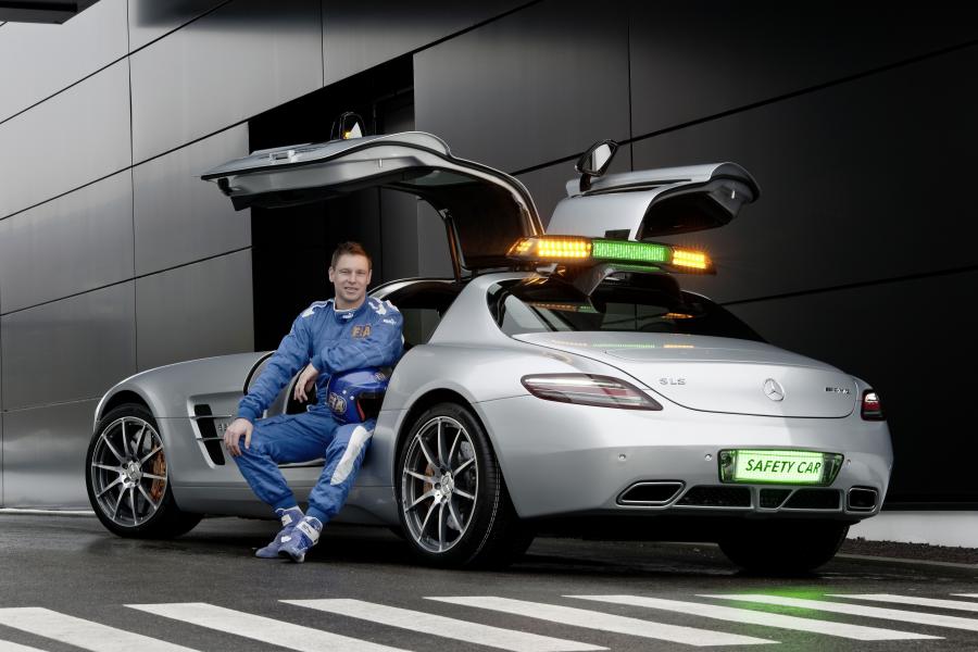  Mercedes-Benz SLS AMG F1 Safety Car 2010 года  (фото 23 из 46)